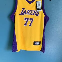LOS ANGELES LAKERS JERSEY LUKA DONCIC KIDS SIZE SMALL GREAT FOR CHRISTMAS OR BIRTHDAY GIFT