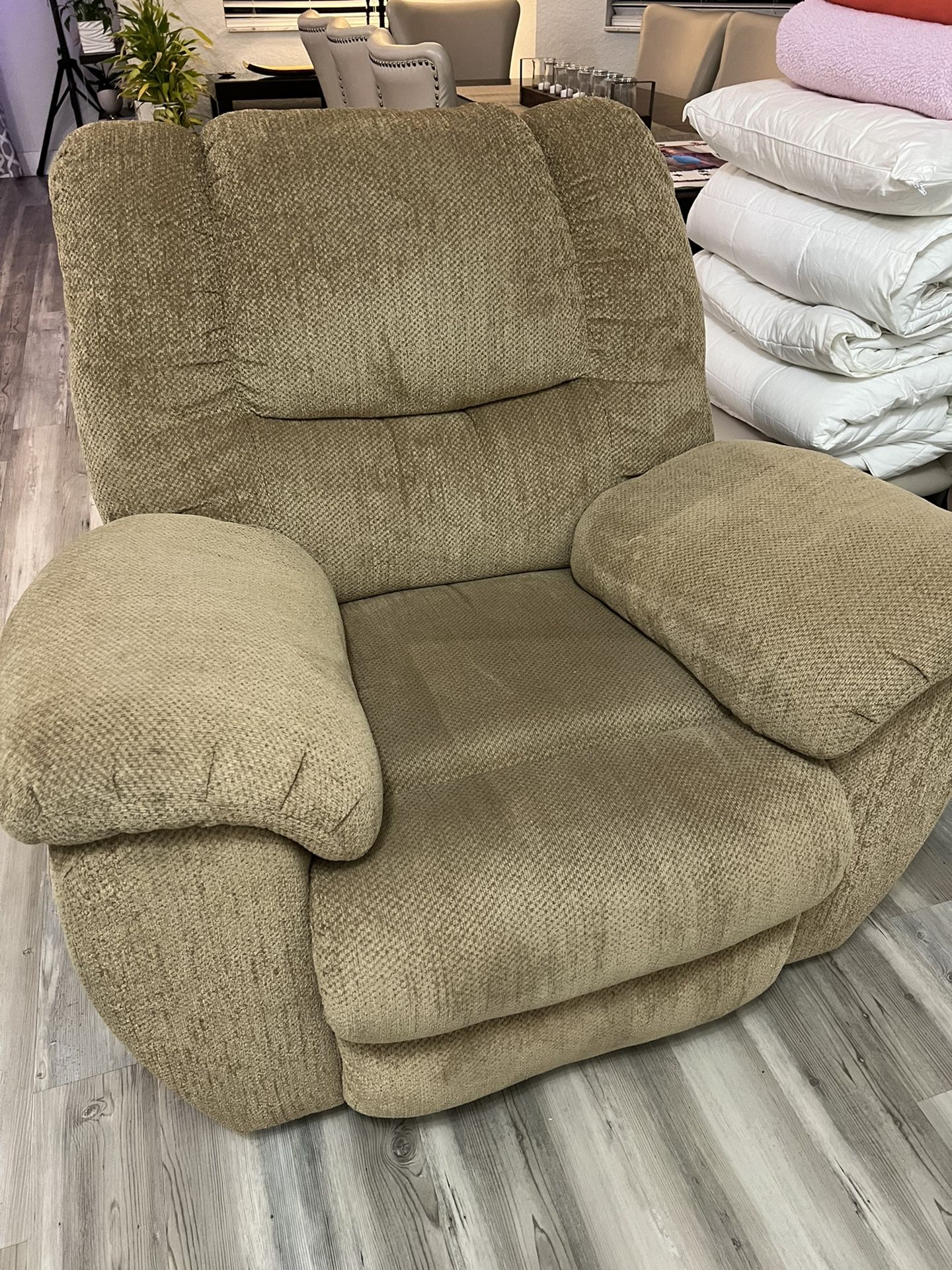 Recliner, good conditions.