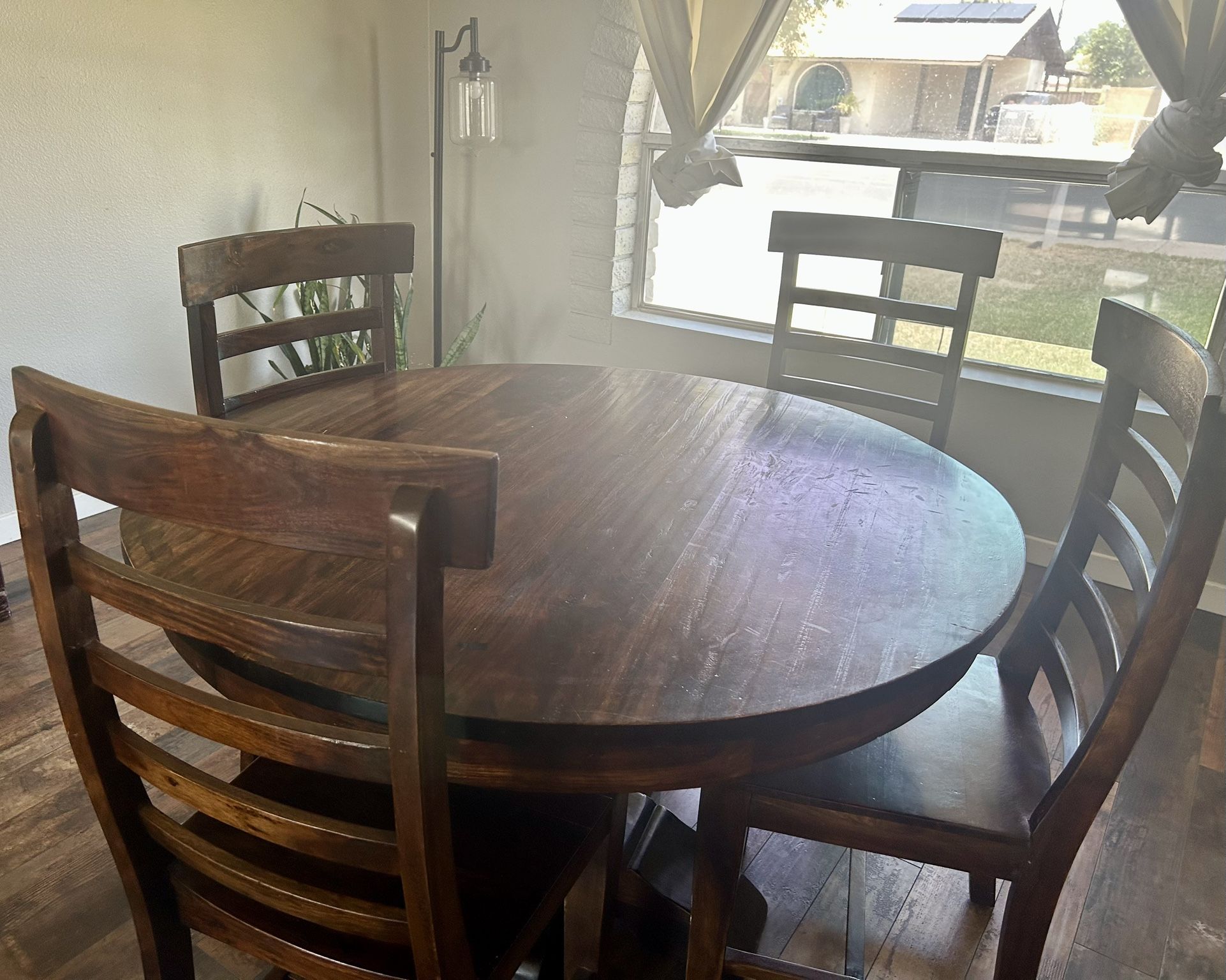Beautiful Round Table With 5 Chairs