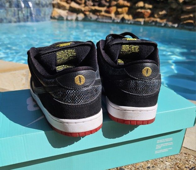 靴 Nike SB Dunk Low \"Snake Eyes\" Nike SB Dunk Low Snake Eyes Snakeskin Blk/Blk Univ Red Men's Size