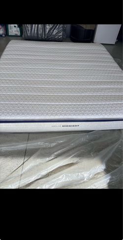 Like New Helix Midnight King Mattress