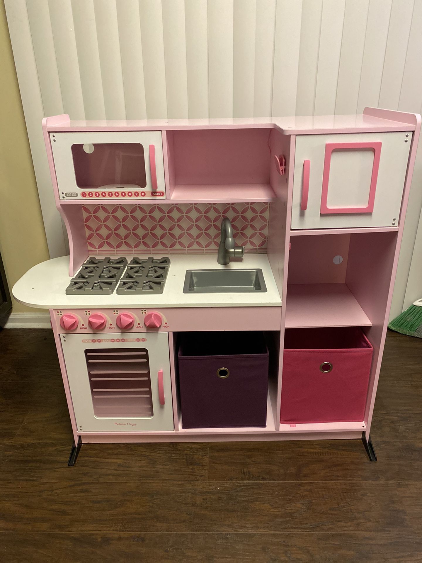 Melissa and Doug Kids play kitchen very well-made very good condition