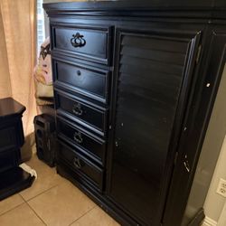 Bed Room Set , Dressers And Night Stand 