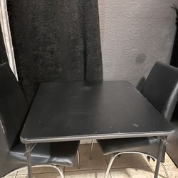 Una mesa Plegable Y Dos Sillas 