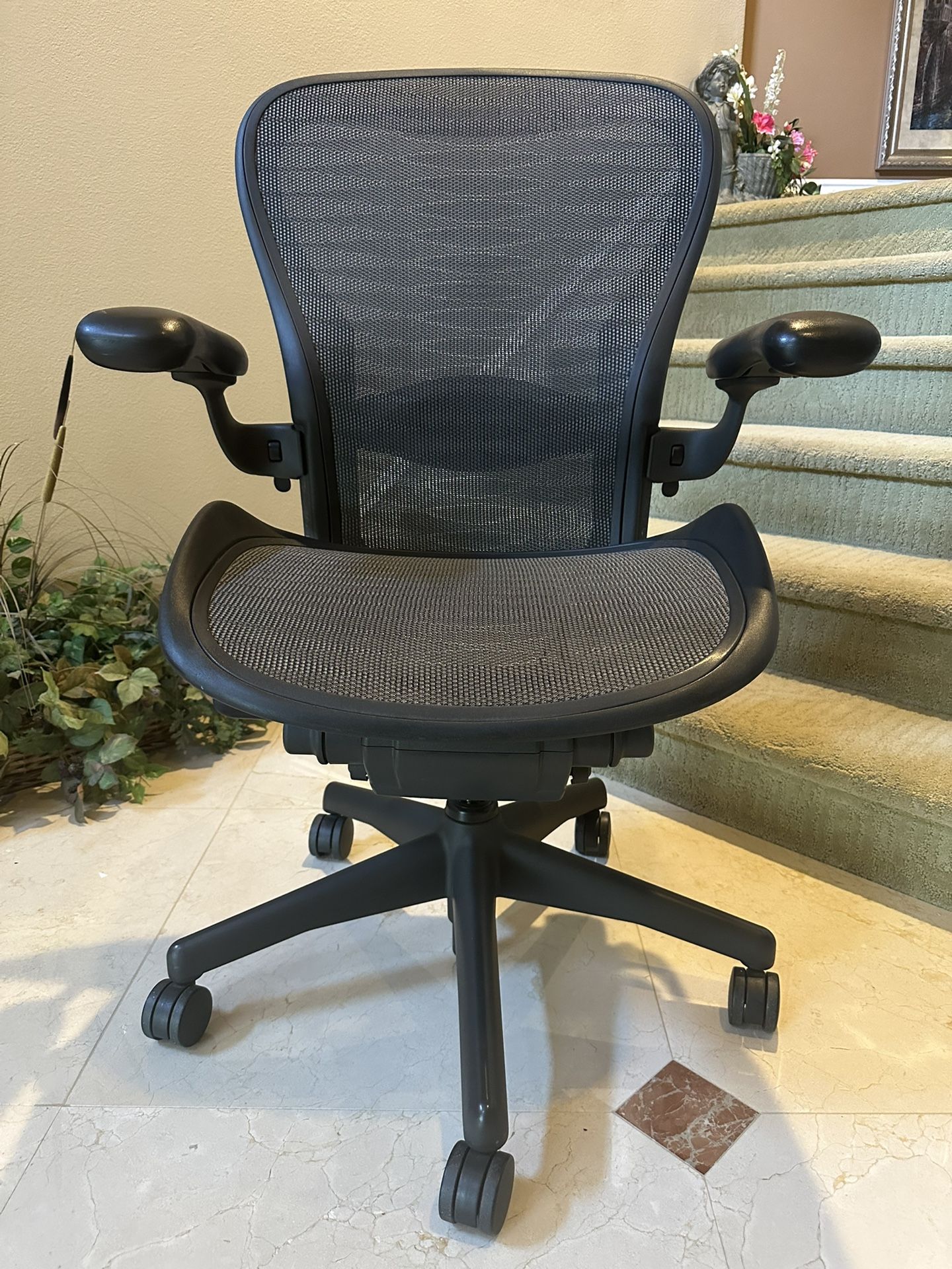 Herman Miller Aeron Classic Size C Tuxedo Mesh