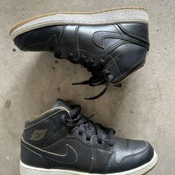Jordan 1 Mid ‘Metallic Gold’