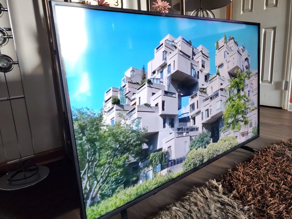 55" hisiense smart tv 4k great condition come with remote. Great quality pic