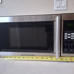 Small Black+Decker Microwave