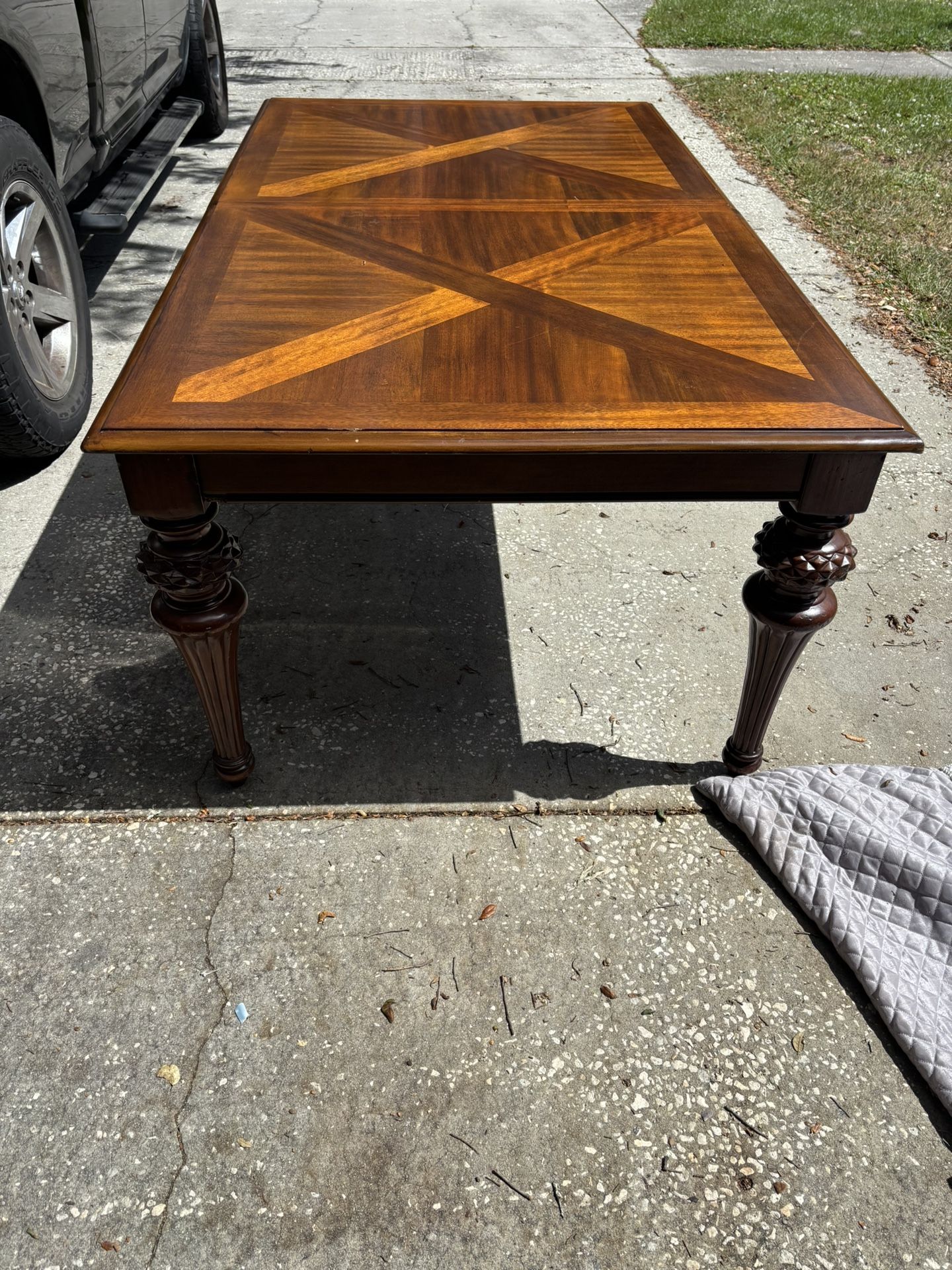 SOLID WOOD TABLE WITH CARVED LEGS AND 6 CUSHIONED CHAIRS