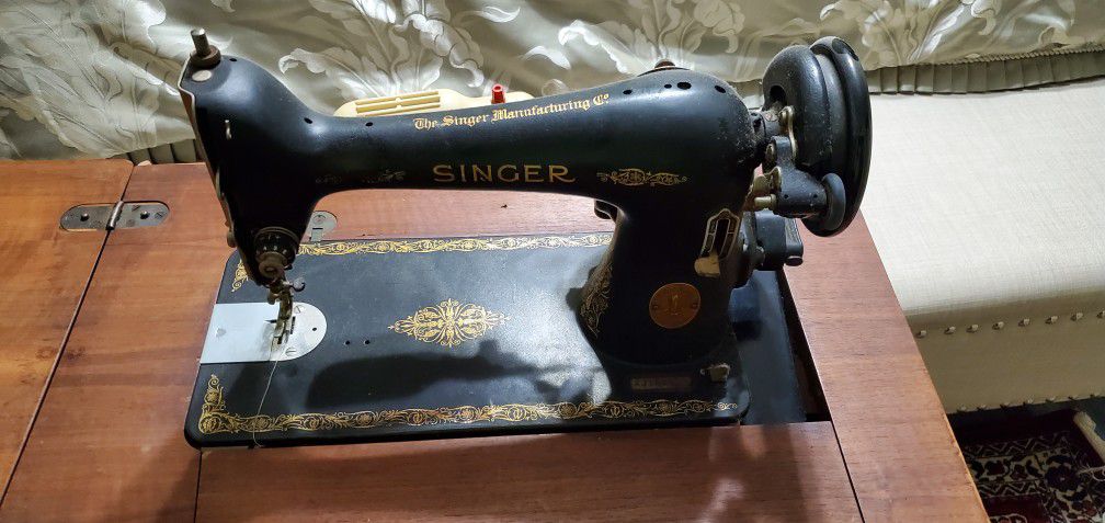 Antique ELECTRIC Singer Sewing Machine 