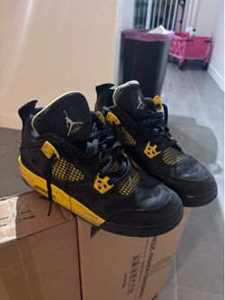 Jordan Thunder 4’s Size 6.5y/mens, women’s size 8