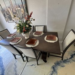 Beautiful and Solid Dining Table With 6 Abbyson Chairs In Excellent Condition 