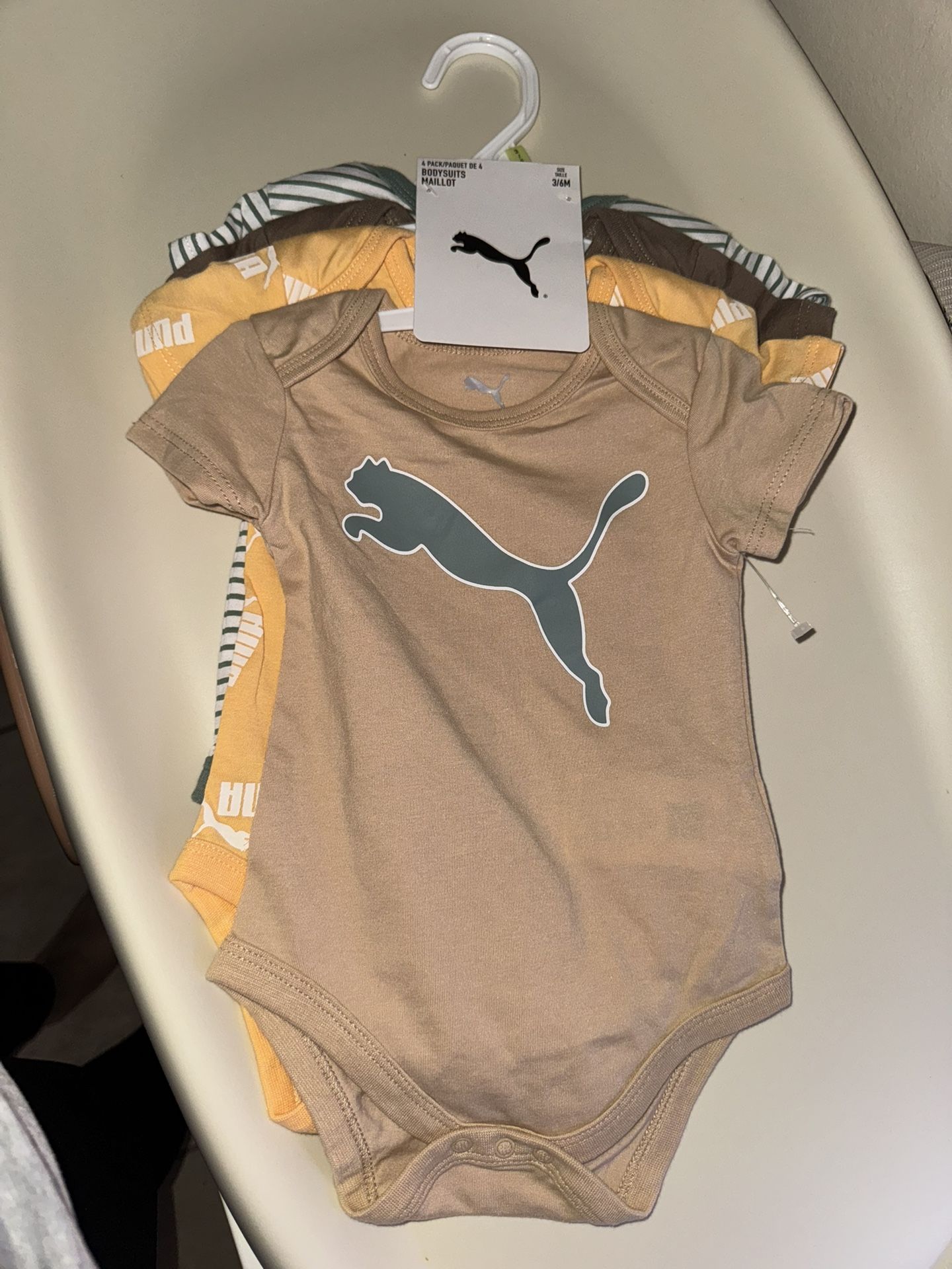 Pack de 4 Bodys Puma para bebé, talla 3-6 meses, nuevos