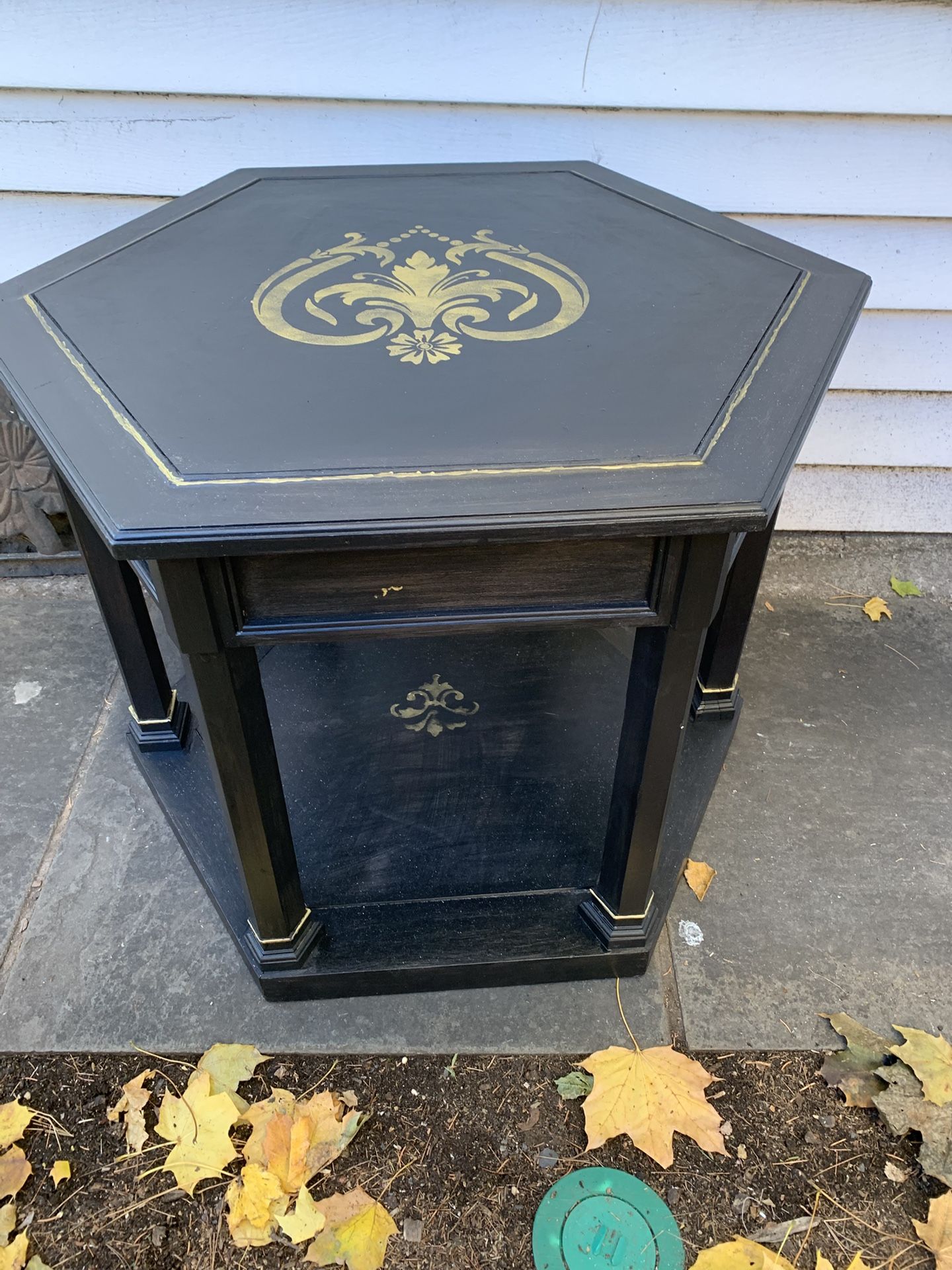 Gorgeous Side Table In Long Island Great Neck 