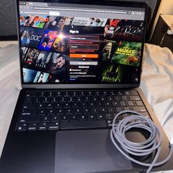 💻 MacBook Air M2 (2022) – 13.6” | 8GB RAM | 256GB SSD | Space Gray | Excellent Condition