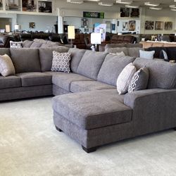 Tracling 3pc Sectional with Chaise