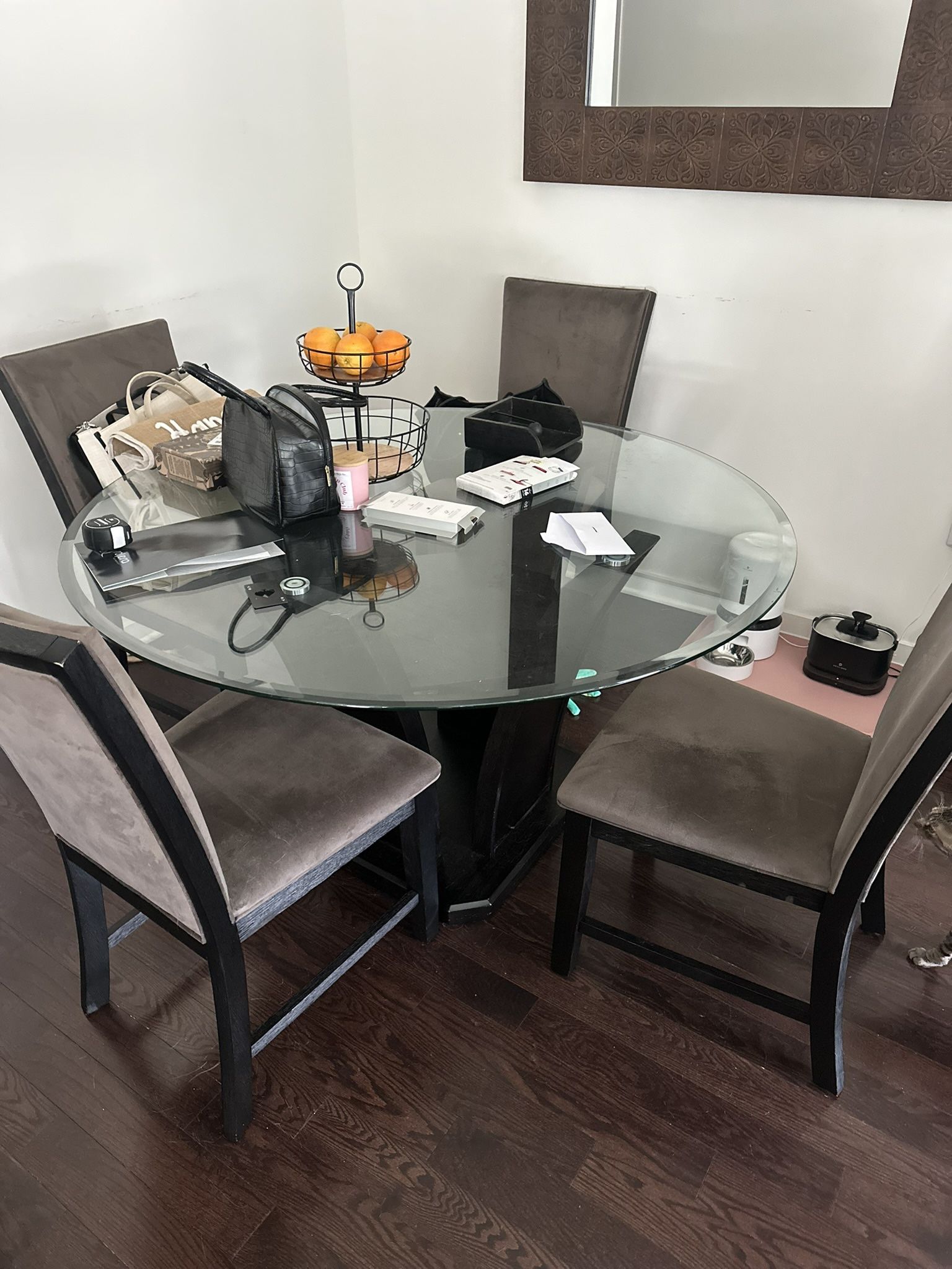 Round Glads Dining Room Table with 4 Chairs