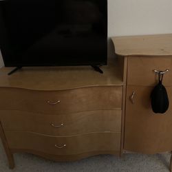 Maple Chester And Changing Table. This Is A Besutiful Piece Of Furniture.