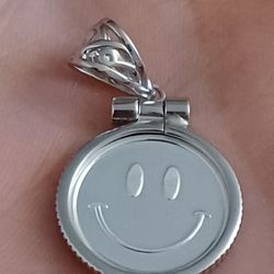 Smiley Face Pendant. 999 1g Silver & .925 Silver Bezel 