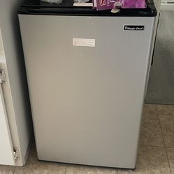 4.4 cu. ft. Mini Fridge i