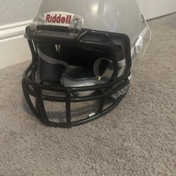 Riddell Victor Youth Medium Helmet With Chinstrap 