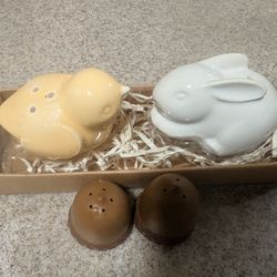 Easter Hallmark Salt&Pepper Shakers $5