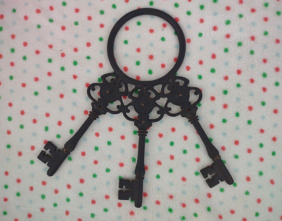 VINTAGE CAST KEY RING WALL PLAQUE KEY HOLDER