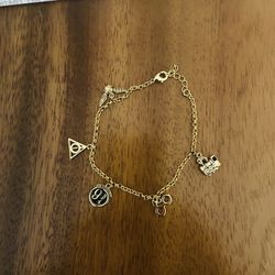 Brand new in a original box Harry Potter Womens Charm Bracelet - 7-inch Bracelet Charms Jewelry Original price $19