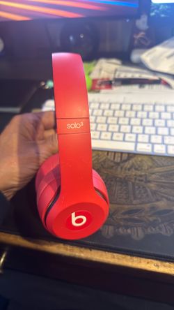 Beats Solo 3 Red Micro USB Charging port