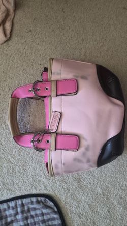 Pink coach shoulder purse.