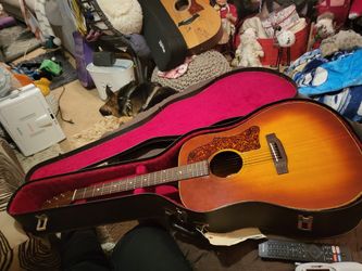 Vintage early 1970s Gibsons J45 deluxe Acoustic Guitar #A302908 with original case.