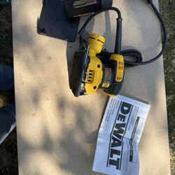 DWE6411 Palm Sander