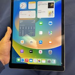 MacBook Air 11-inch late. 2010 ready to go, comes with charger and good battery  Core 2 DUO  1.6Ghz 4GB Ram 121gb flash storage  Mac OS High Sierra ve