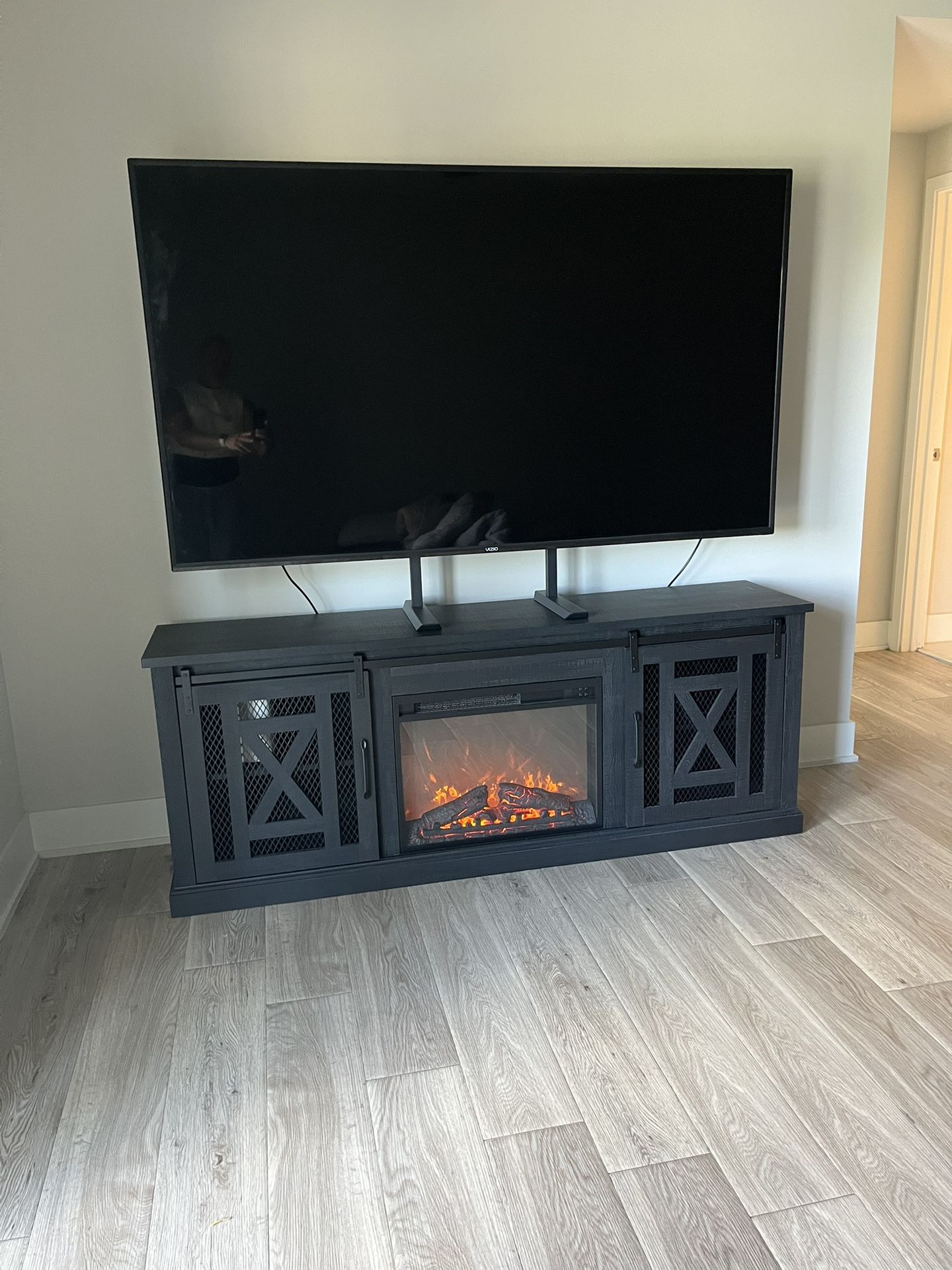80inch smart tv with tv stand &1500