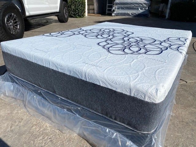 Queen Bamboo Hybrid Cool Gel Memory Foam Mattress!!