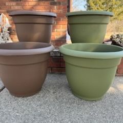 Beautiful 4 Large Pots 