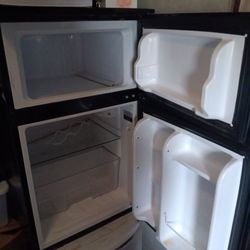 GE mini Fridge W/ Freezer - Works Perfect