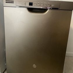 GE® ENERGY STAR® FRONT CONTROL WITH PLASTIC INTERIOR DISHWASHER WITH SANITIZE CYCLE & DRY BOOST