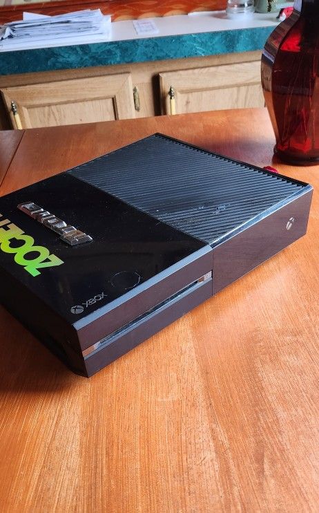 Xbox One 365GB (No Controller)