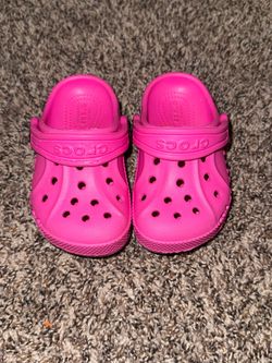 Hot pink crocs - Toddler (6C)