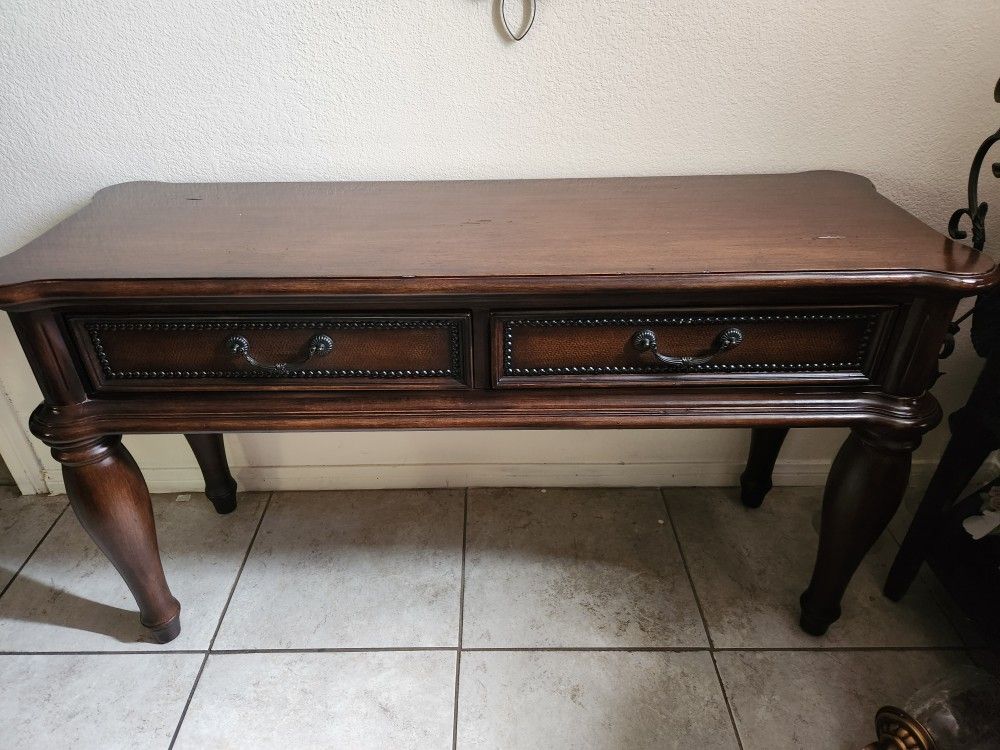 ENTRY TABLE/ MESA DE ENTRADA