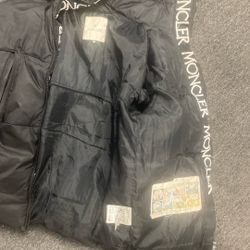 Moncler Men’s Medium Can Fit Men Small To