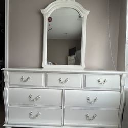 Dresser With Mirror 