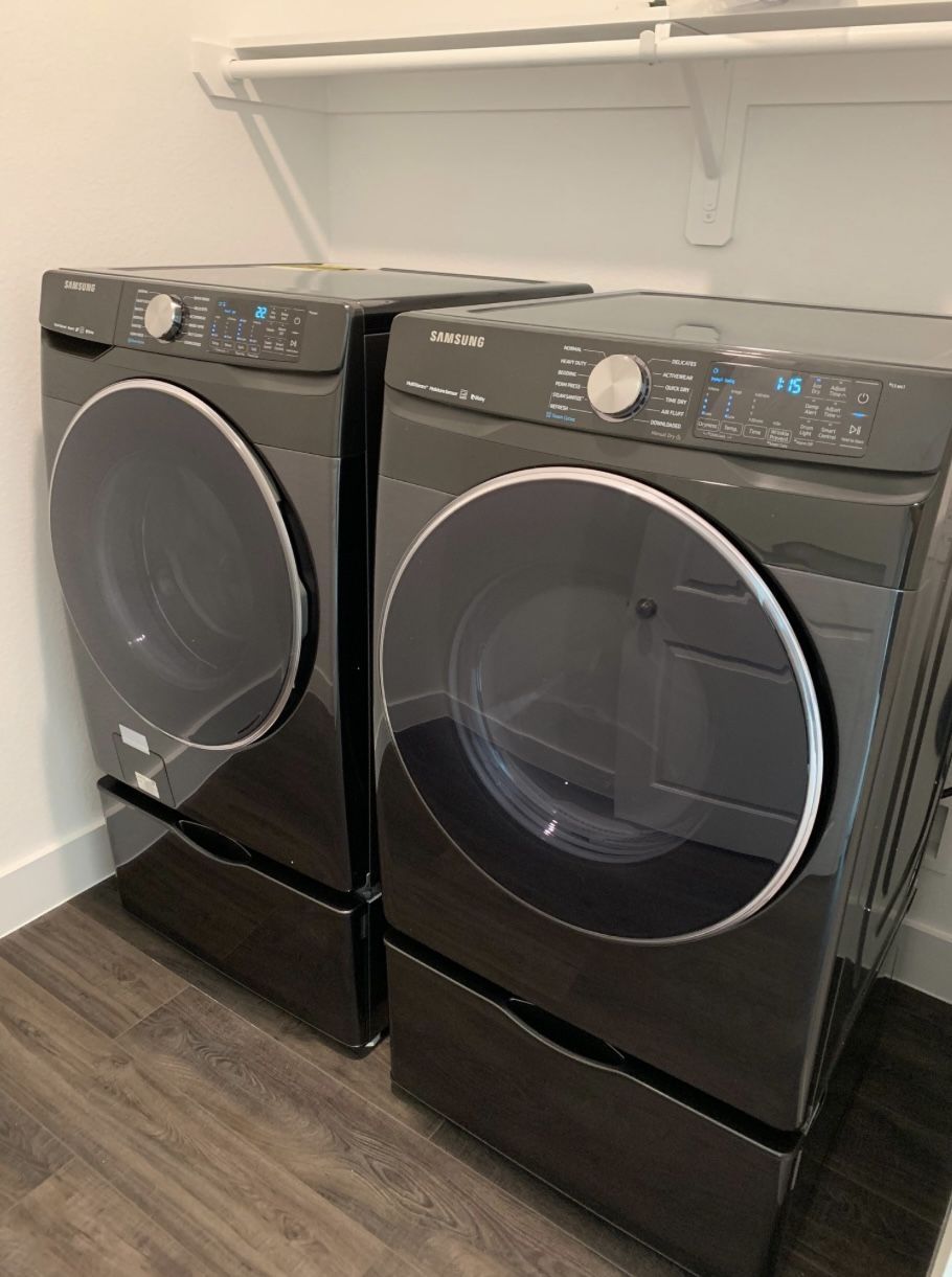 Washer And Dryer With Pedestals