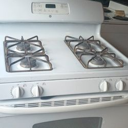 Used ..Excellent Condition GE Gas Range Fully Functional