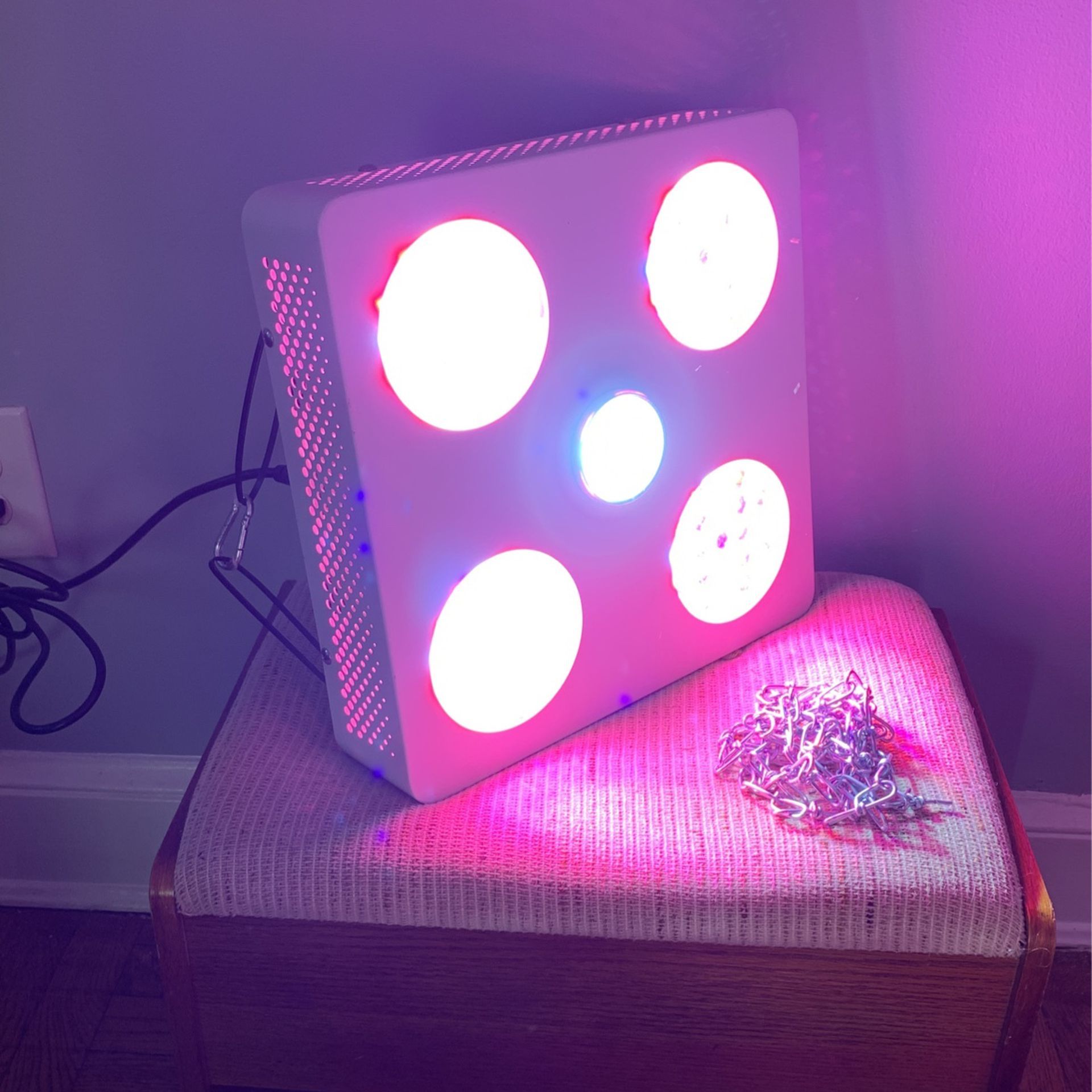 Solo 300 LED Grow Light - 218W Cree & Epistar - Lightly Used