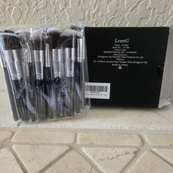 New unopened LeunG 18 piece makeup brush set