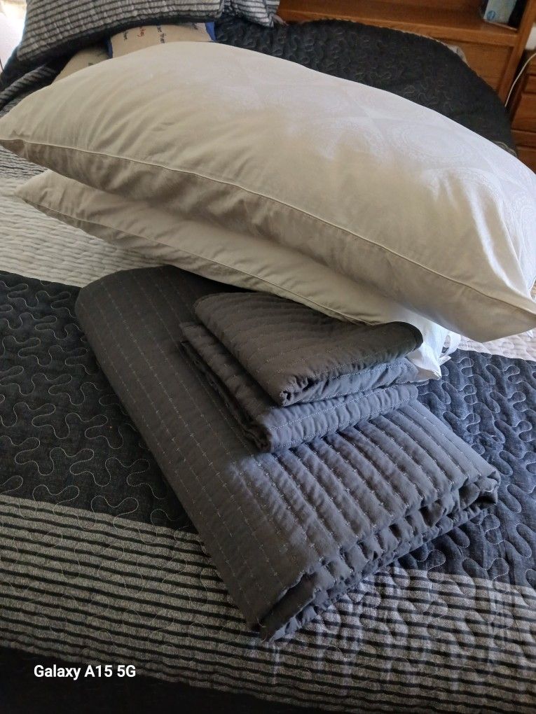 Grey Lightweight Bed Cover/ Pillow Shams And King Pillows