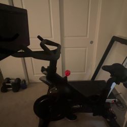 Peloton w/ rotating screen