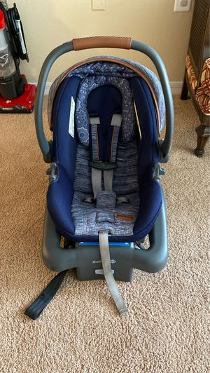 Photo Rear facing car seat with base. Safety 1st brand.